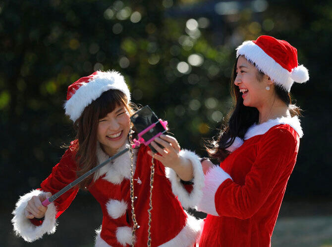 Снегурочки со всего мира. Фото: sputniknews.com