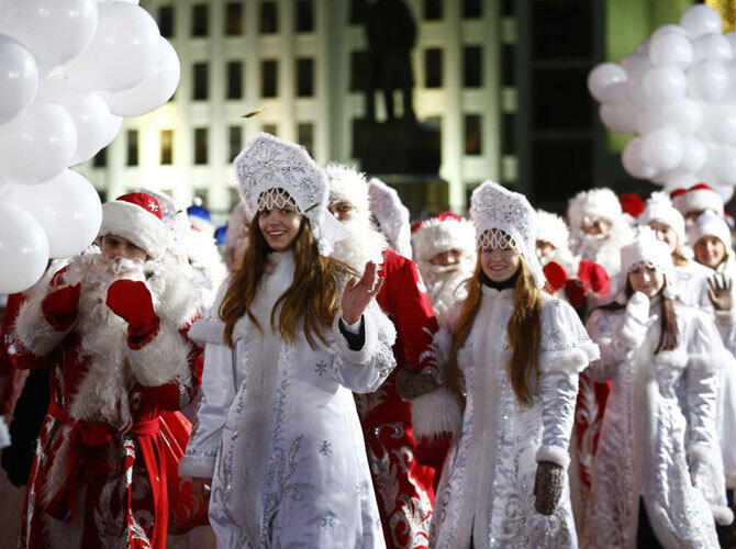 Снегурочки со всего мира. Фото: sputniknews.com