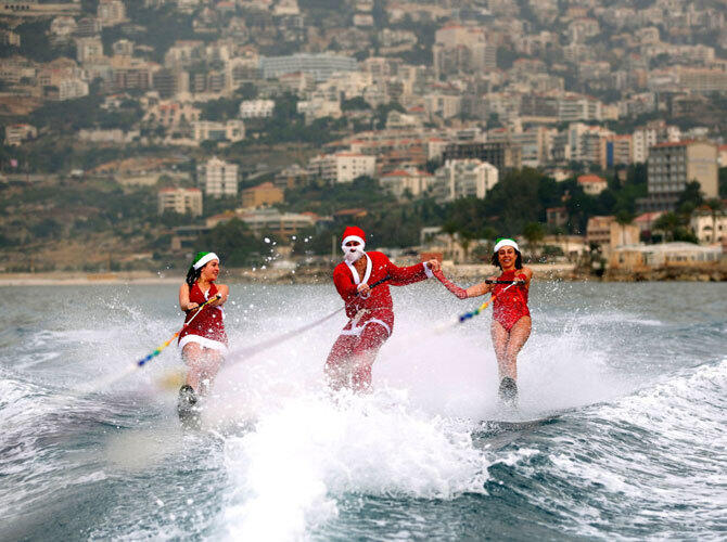 Снегурочки со всего мира. Фото: sputniknews.com