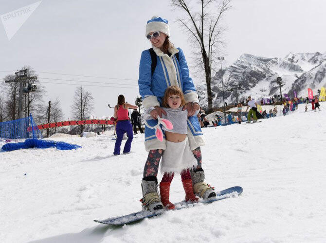 Снегурочки со всего мира. Фото: sputniknews.com