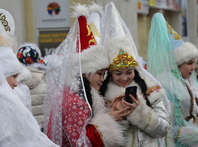 Снегурочки со всего мира. Фото: sputniknews.com