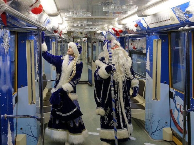 Снегурочки со всего мира. Фото: sputniknews.com