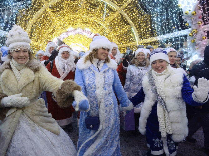 Снегурочки со всего мира. Фото: sputniknews.com