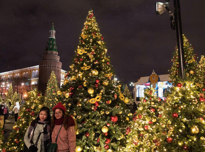 Рождественские елки со всего мира. Туристы на новогодней ярмарке в центре Москвы. Фото: sputniknews.com