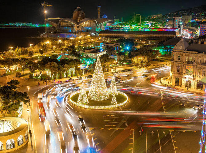 Рождественские елки со всего мира. Рождественские елки на площади Азнефть в Баку, столице Азербайджана. Фото: sputniknews.com
