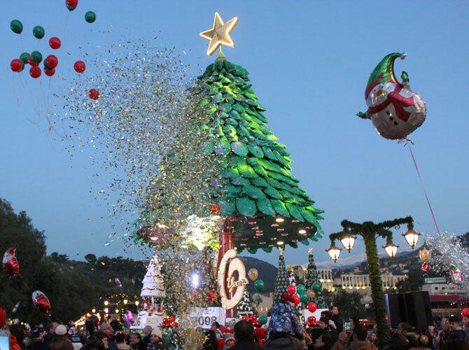 Рождественские елки со всего мира. Люди собираются под елкой, отмечая начало рождественского сезона в Зхарте, на севере Ливана. Фото: sputniknews.com