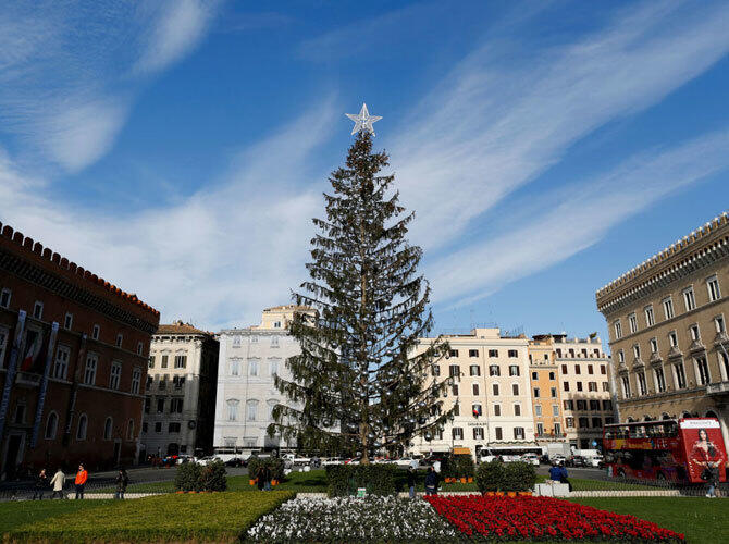 Рождественские елки со всего мира. Рождественская елка в центре Рима, Италия. Фото: sputniknews.com