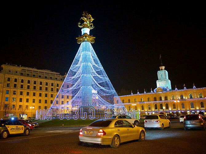 Рождественские елки со всего мира. Рождественская елка перед зданием грузинского парламента в Тбилиси. Фото: sputniknews.com