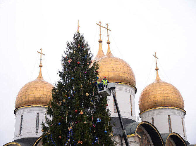 Рождественские елки со всего мира. Рабочие украшают елку на Соборной площади в Московском Кремле. Фото: sputniknews.com