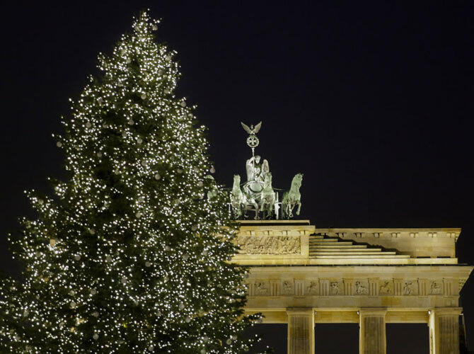 Рождественские елки со всего мира. Бранденбургские ворота за день до Рождества в Берлине. Фото: sputniknews.com