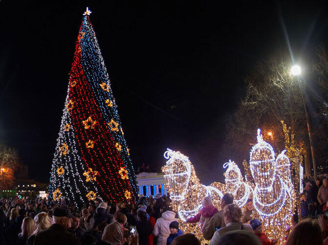 Рождественские елки со всего мира. Площадь Нахимова в Севастополе. Фото: sputniknews.com