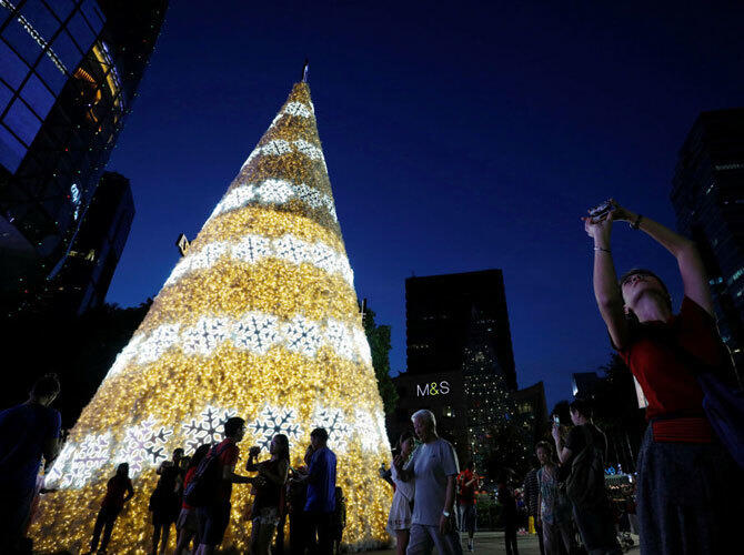 Рождественские елки со всего мира. Торговый район Orchard Road в Сингапуре. Фото: sputniknews.com