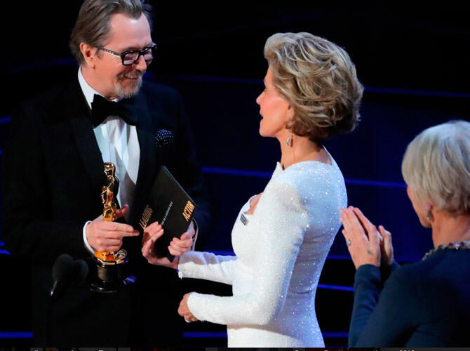 Кому и как вручали «Оскар». Актер Гэри Олдмен со статуэткой за роль в фильме «Темные времена» во время церемонии вручения кинопремии «Оскар». Фото: www.gazeta.ru