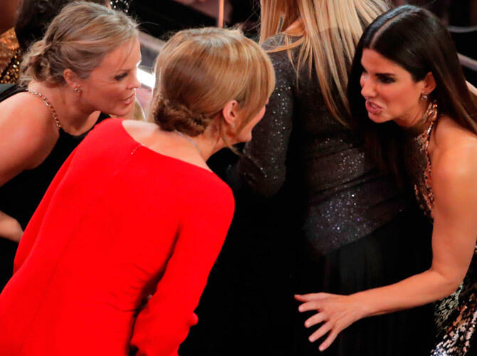 Кому и как вручали «Оскар». Актрисы Эллисон Дженни и Сандра Буллок во время церемонии вручения кинопремии «Оскар». Фото: www.gazeta.ru