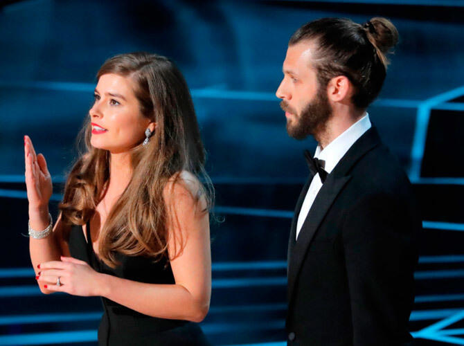 Кому и как вручали «Оскар». Создатели фильма «Немое дитя» Рейчел Шентон и Крис Овертон во время церемонии вручения кинопремии «Оскар». Фото: www.gazeta.ru