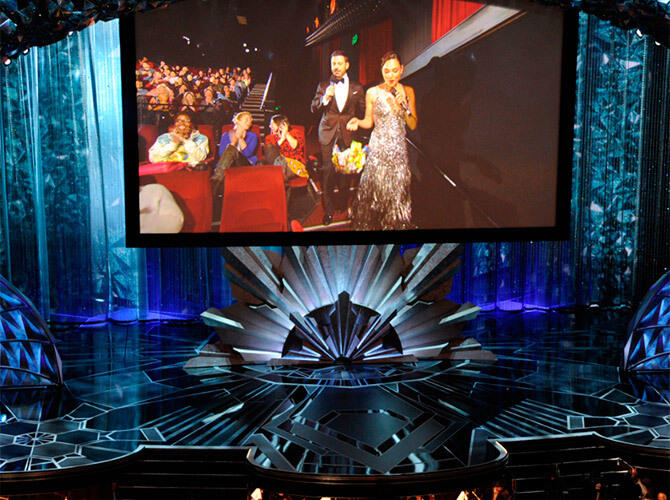 Кому и как вручали «Оскар». Ведущий Джимми Киммел и актриса Галь Гадот на экране во время церемонии вручения кинопремии «Оскар». Фото: www.gazeta.ru