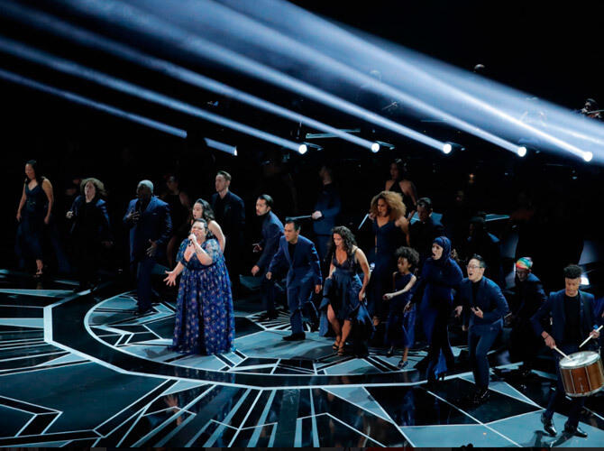 Кому и как вручали «Оскар». Певица Кила Сетл во время церемонии вручения кинопремии «Оскар» в Лос-Анджелесе. Фото: www.gazeta.ru