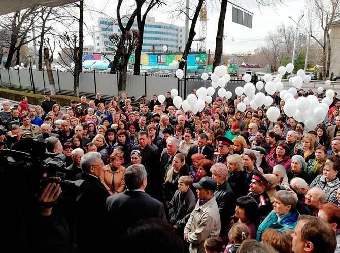 В Алматы почтили память погибших при пожаре в Кемерово