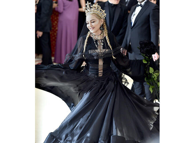 В Нью-Йорке прошел ежегодный бал Института костюма музея Метрополитен Met Gala, который в этот раз был посвящен теме католицизма. Madonna in Jean Paul Gaultier. Фото: www.huffingtonpost.com