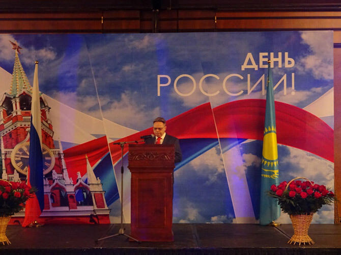 В Алматы состоялся прием, посвященный Дню России и 200-летию русского балета. Фото: Выступает В.Г. Колясев