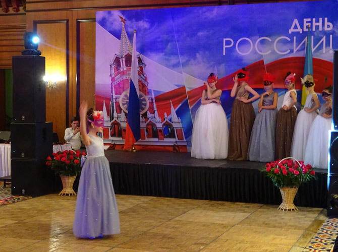 В Алматы состоялся прием, посвященный Дню России и 200-летию русского балета. Фото: Дефиле масок