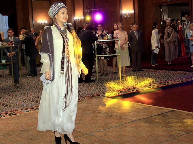 В Алматы состоялся прием, посвященный Дню России и 200-летию русского балета. Фото: Народный костюм - фото Талгата Галимова