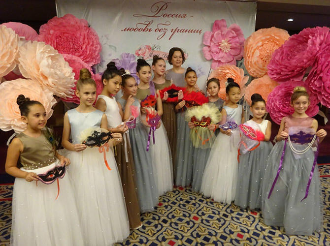 В Алматы состоялся прием, посвященный Дню России и 200-летию русского балета. Фото: С участницами дефиле масок
