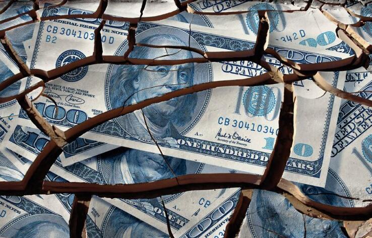 Bloomberg: курс доллара может обвалиться на 30%