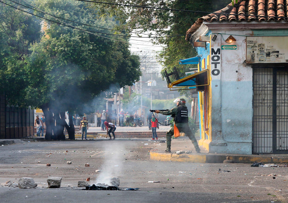 «Это шоу, чтобы уничтожить спокойную жизнь»: на венесуэльско-колумбийской границе произошли беспорядки