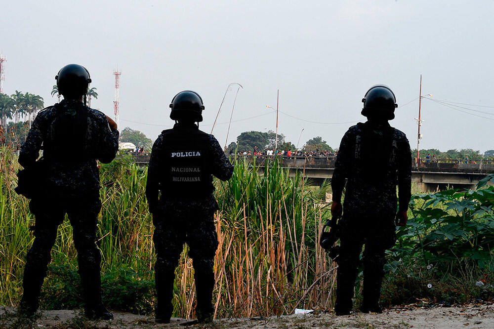«Это шоу, чтобы уничтожить спокойную жизнь»: на венесуэльско-колумбийской границе произошли беспорядки