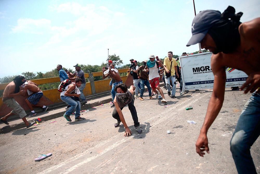 «Это шоу, чтобы уничтожить спокойную жизнь»: на венесуэльско-колумбийской границе произошли беспорядки