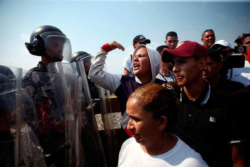 «Это шоу, чтобы уничтожить спокойную жизнь»: на венесуэльско-колумбийской границе произошли беспорядки
