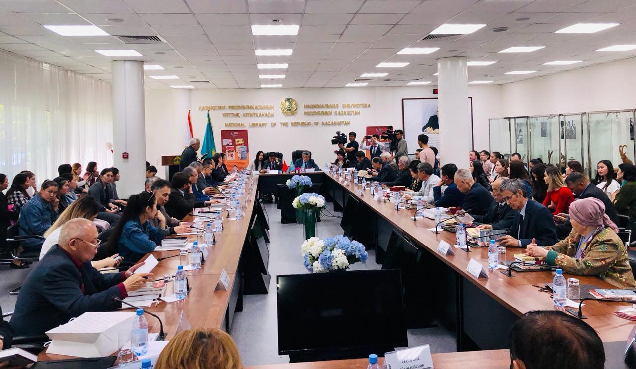 В Алматы презентовали романы китайских авторов на казахском языке 