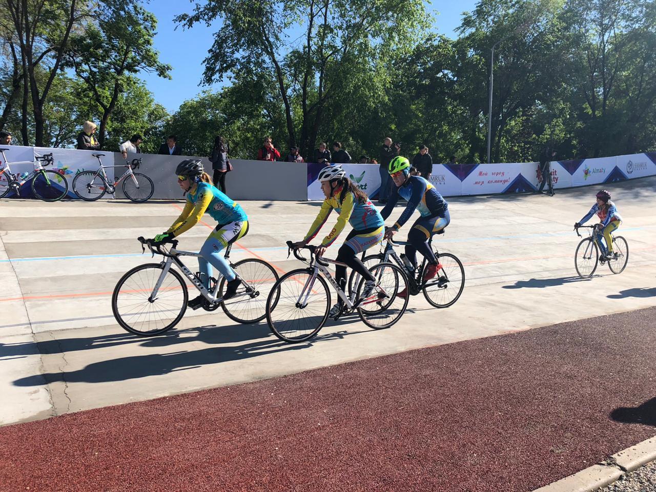 В Алматы открылся обновлённый велотрек
