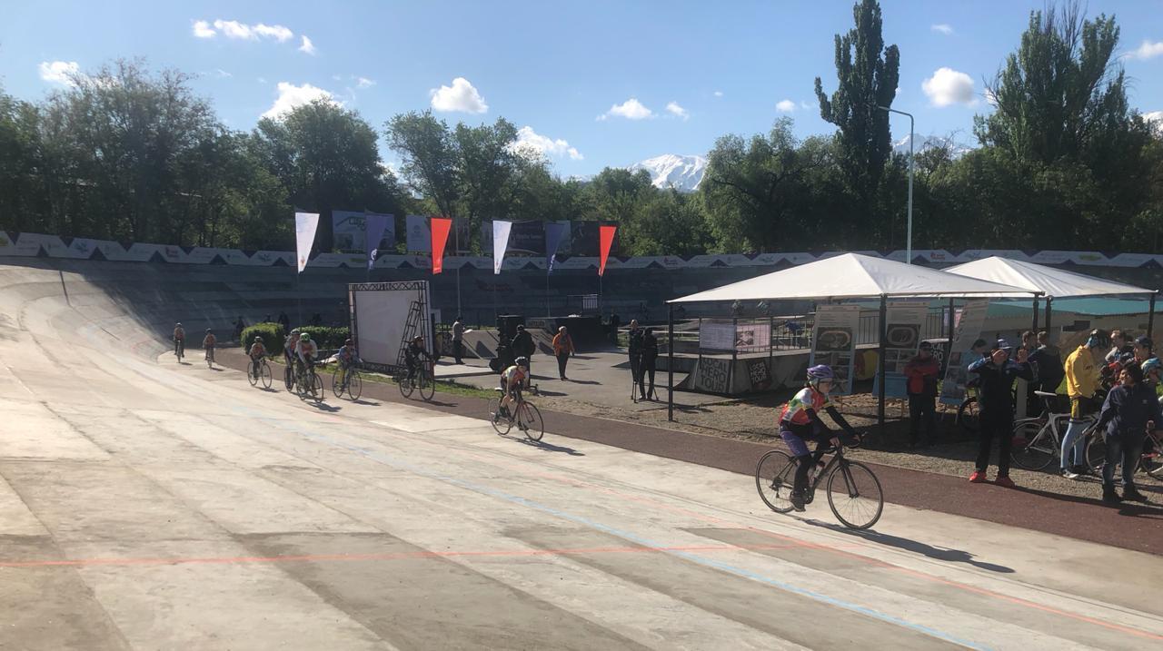 В Алматы открылся обновлённый велотрек