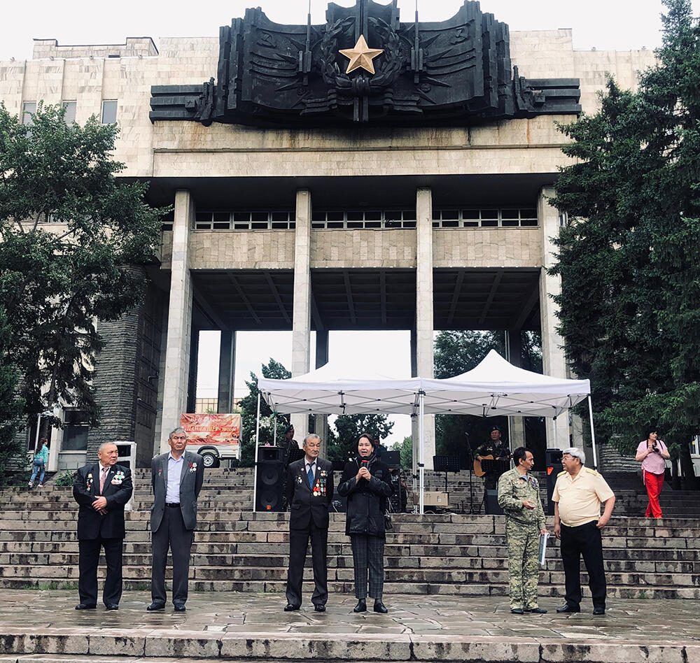 В Алматы прошли мемориальные мероприятия, посвящённые 78-й годовщине начала Великой Отечественной войны. Фото: Речь консула И.В.Переверзевой перед ветеранами