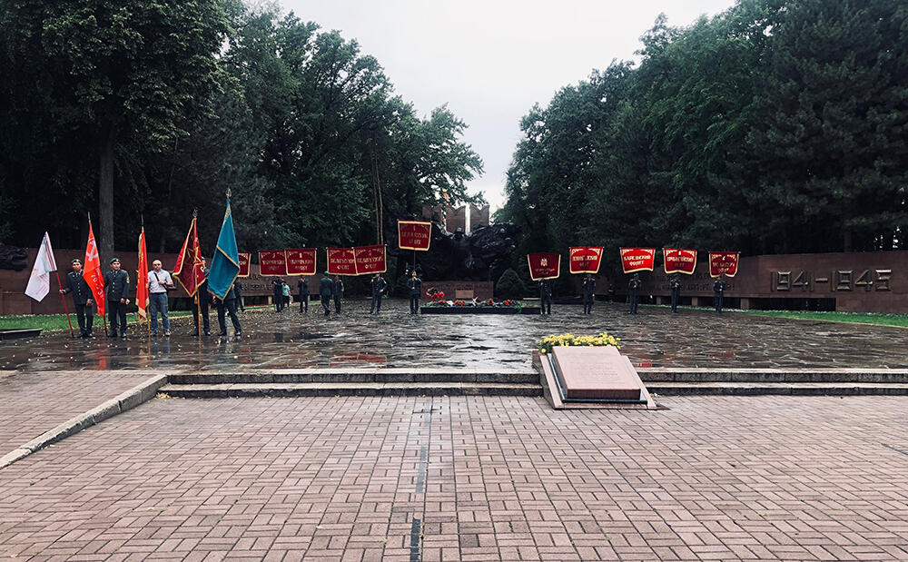 В Алматы прошли мемориальные мероприятия, посвящённые 78-й годовщине начала Великой Отечественной войны. Фото: Строй у вечного огня
