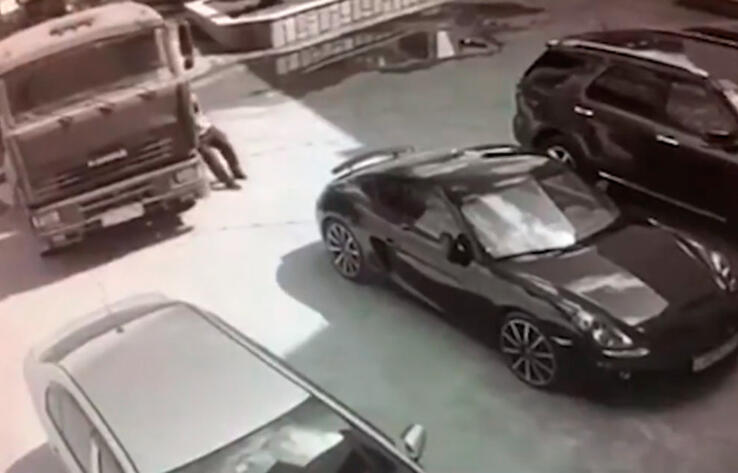 В миллиметре от Porsche: водитель голыми руками остановил КамАЗ