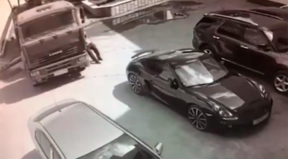 В миллиметре от Porsche: водитель голыми руками остановил КамАЗ