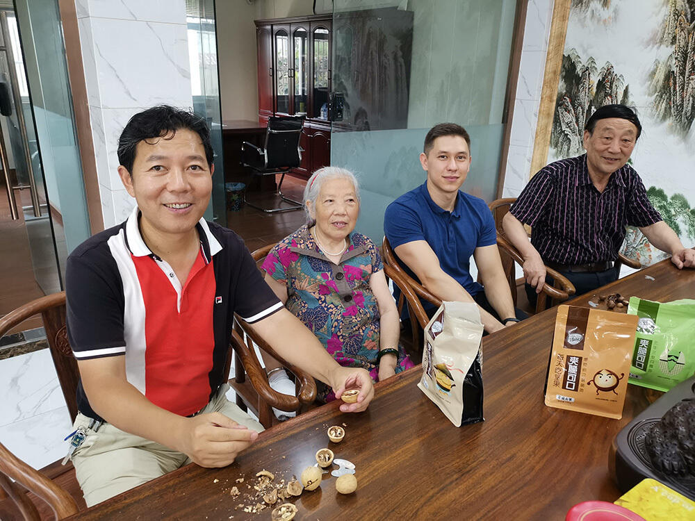 Казахстанец воссоединился со своими родственниками из китайской провинции Аньхой