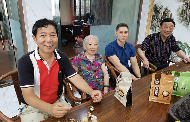 Казахстанец воссоединился со своими родственниками из китайской провинции Аньхой