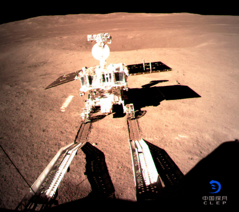 Упорное и смелое движение вперед в новую эпоху. 3 января 2019 года китайский зонд "Чанъэ-4" произвел первую в историю мягкую посадку на обратной стороне Луны. На фото: Сделанное камерой с посадочного устройства "Чанъэ-4" фотоизображение лунохода "Юйту-2", сходящего на Луну.