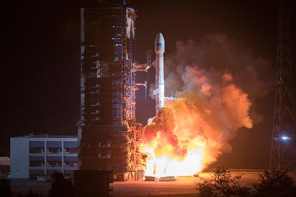 Упорное и смелое движение вперед в новую эпоху. Фото: 19 ноября 2018 года Китай с помощью ракеты-носителя "Чанчжэн-3Б" /серия "Великий поход"/ осуществил с космодрома Сичан успешный запуск двух навигационных спутников системы "Бэйдоу". Эти два спутника, выведенных на среднюю околоземную орбиту, стали 42-м и 43-м в спутниковой навигационной системе "Бэйдоу", а также 18-м и 19-м в семействе спутников "Бэйдоу-3".
Система спутниковой навигации "Бэйдоу", самостоятельно разработанная и эксплуатируемая Китаем, является важной космической инфраструктурой, она способна круглосуточно предоставлять точную пространственно-временную информацию.
