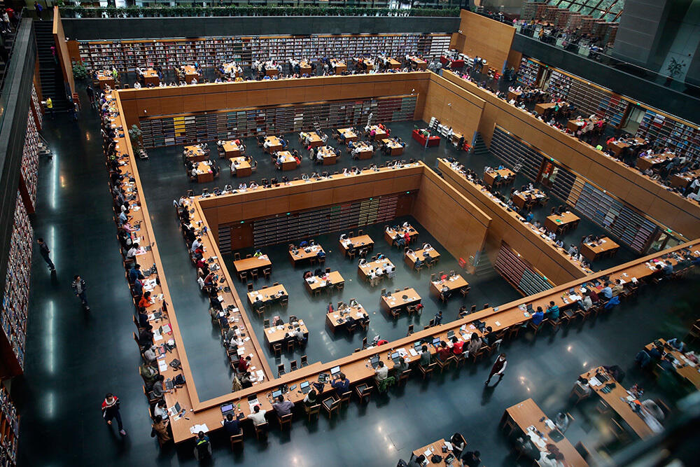 Упорное и смелое движение вперед в новую эпоху. Национальная библиотека Китая, расположенная в городе Пекин, является крупнейшей в Азии библиотекой и третьей крупнейшей в мире. Ее общая строительная площадь составляет 280 тыс. кв. м., в ней имеется 25 читальных залов и более 5000 мест для читателей. На фото: 6 октября 2016 года. Посетители читают в Национальной библиотеке Китая.
