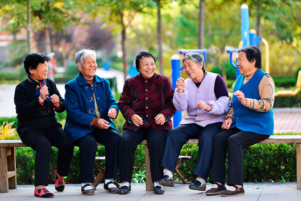 Упорное и смелое движение вперед в новую эпоху. В Китае постоянно улучшается модель ухода за престарелыми в микрорайонах, где быстрыми темпами развиваются пункты и центры обслуживания престарелых. На фото: Ноябрь 2013 года. Пожилые люди, живущие в доме престарелых вместе проводят время, этот дом престарелых находится в деревне Дунвэй поселка Чаншань уезда Цзоупин провинции Шаньдун /Восточный Китай/.