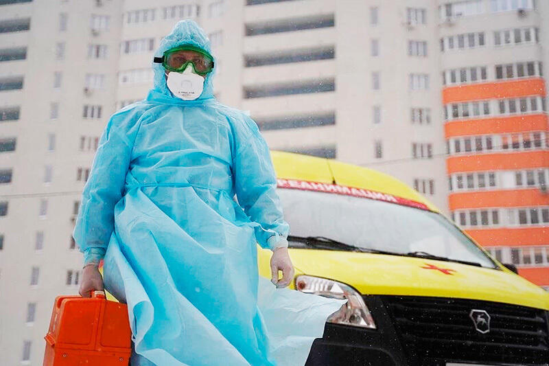 "Режим изоляции может продлиться 12—18 месяцев": медицинский директор фармкомпании — о лечении COVID-19 и вакцинах