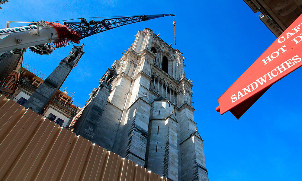 Как выглядит Нотр-Дам спустя год после пожара. Вид на Собор Парижской Богоматери, 15 апреля 2020 года. Фото: www.gazeta.ru