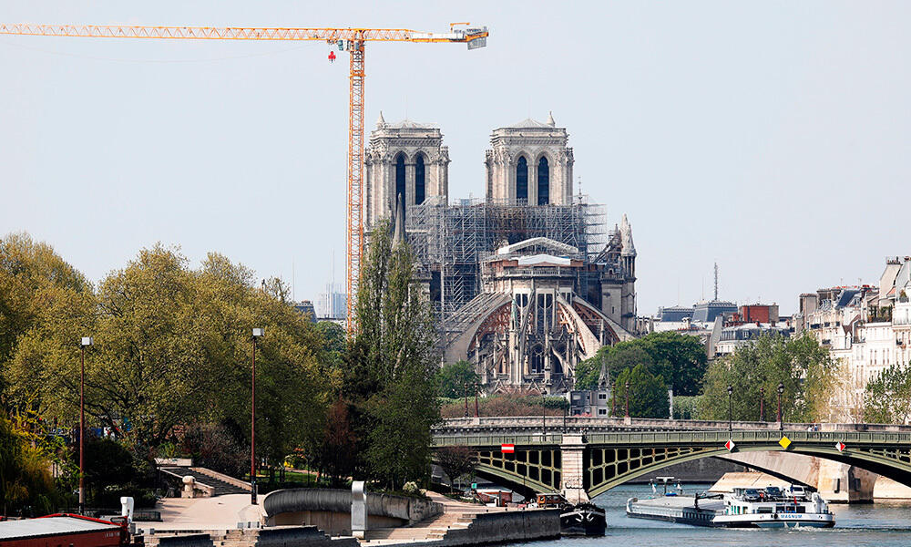 Как выглядит Нотр-Дам спустя год после пожара. Вид на Собор Парижской Богоматери, 11 апреля 2020 года. Фото: www.gazeta.ru