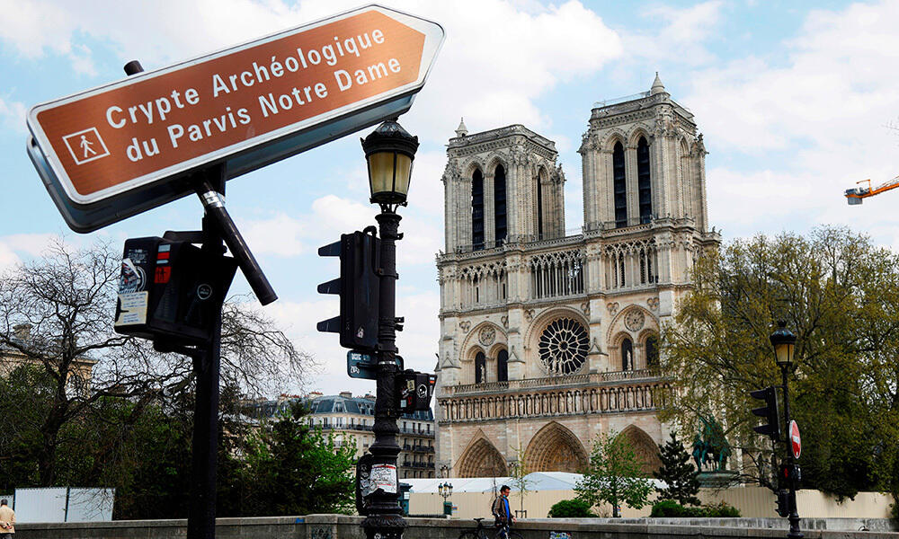 Как выглядит Нотр-Дам спустя год после пожара. Вид на Собор Парижской Богоматери, 11 апреля 2020 года. Фото: www.gazeta.ru