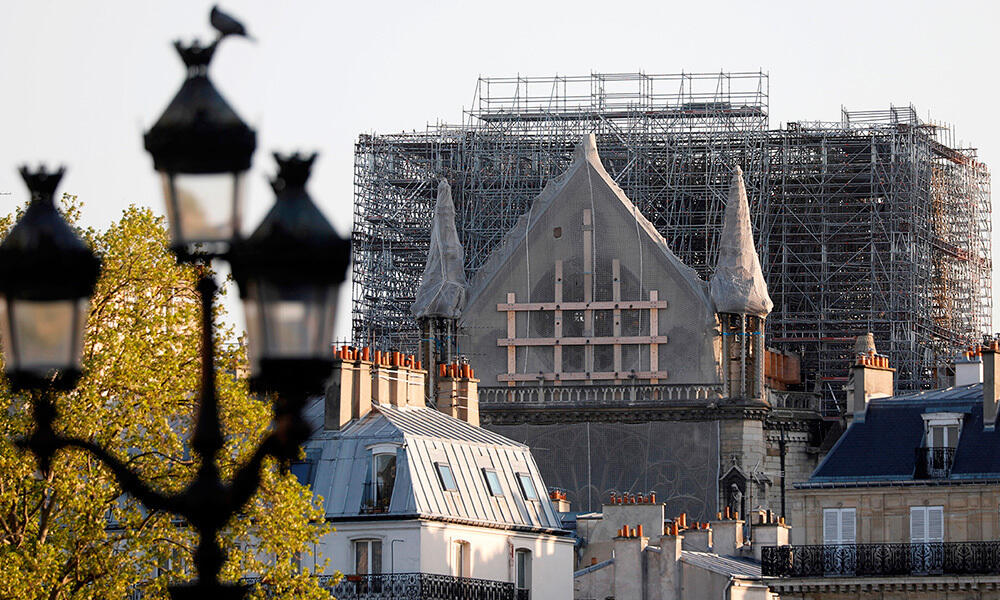 Как выглядит Нотр-Дам спустя год после пожара. Вид на Собор Парижской Богоматери, 13 апреля 2020 года. Фото: www.gazeta.ru